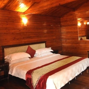 Deluxe Wood Cabins – Lake View