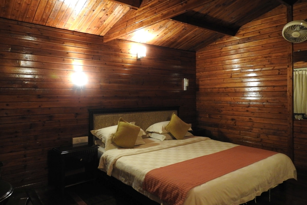 wood-cabin-lake-view