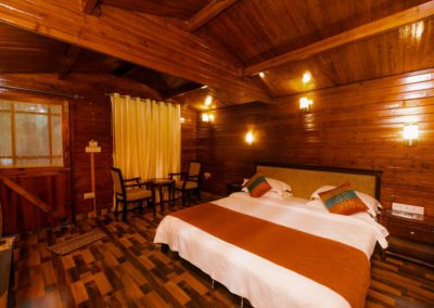 Deluxe Wood Cabin – Lake View