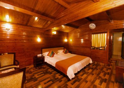 Deluxe Wood Cabin – Lake View